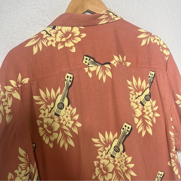 Tommy Bahama 100% Silk Hawaiian Shirt Ukulele Guitar Print Coral Floral Men’s - Picture 9 of 14